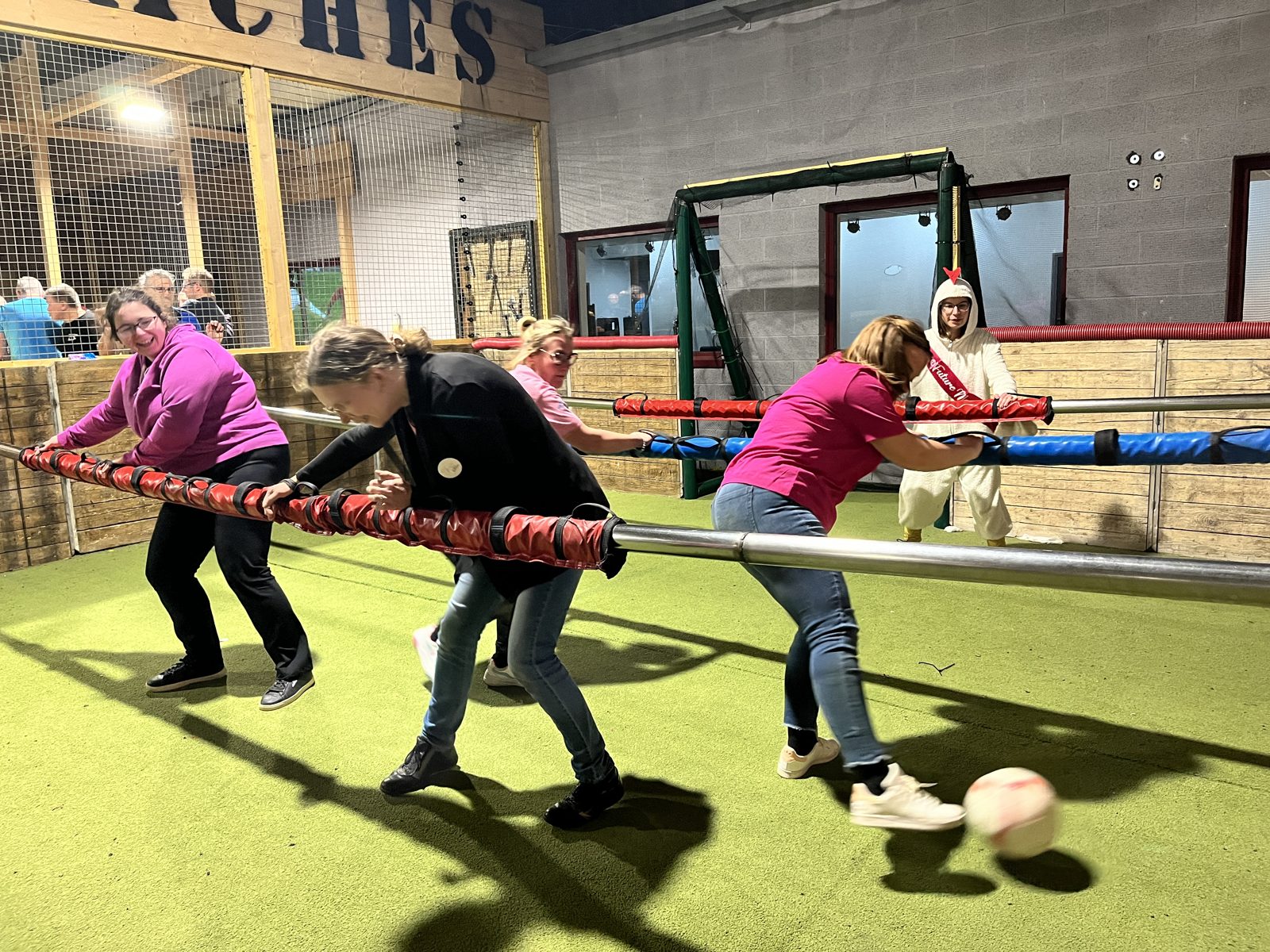 Le groupe s'affronte au Babyfoot Humain chez Team Square