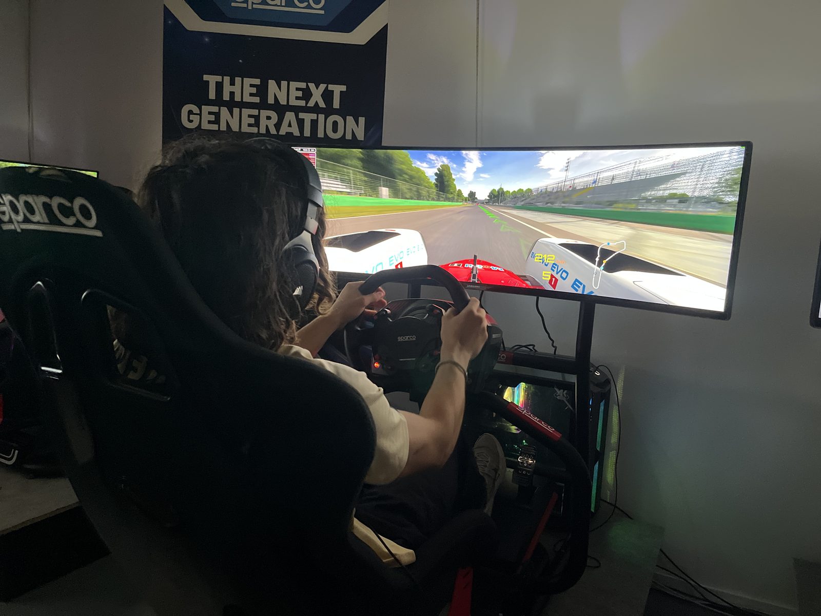 Session de simulateur de course en cockpit immersif