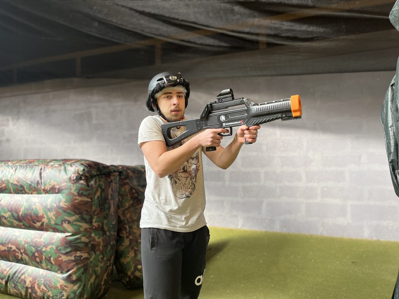 Un membre de l'EVG s'équipe pour une session de paintball chez Team Square